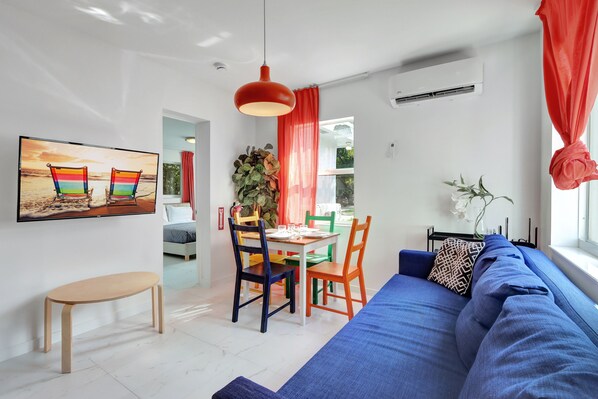 Smart TV - Bayamo: Casita Near Beach & Gym Access (Hollywood)