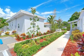 Property grounds - Bayamo: Casita Near Beach & Gym Access (Hollywood)