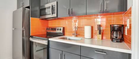 Réfrigérateur, micro-ondes, four, plaque de cuisson