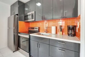 Fridge, microwave, oven, stovetop - Bayamo: Casita Near Beach & Gym Access (Hollywood)