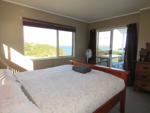 3 bedrooms, bed sheets