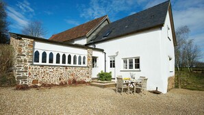 A two-story house with a stone facade and a white upper section. - Woodland Cottage, South Moulton, a beautiful, spacious cottage on two floors in a private location (South Molton)