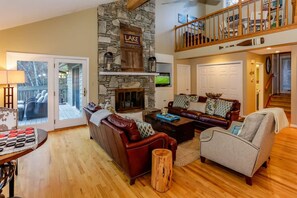 Flat-screen TV, fireplace, DVD player