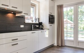 Een koelkast, een kookplaat, een vaatwasser