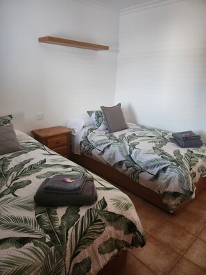 Lit parapluie, Wi-Fi gratuit, draps fournis