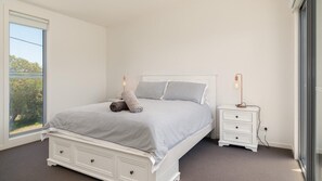 5 bedrooms, iron/ironing board, Internet, bed sheets