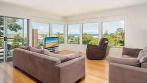 TV, fireplace, DVD player, ping pong - Waikiki Dream - sleeps 11 (SMITHS BEACH)