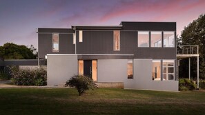 Exterior - Waikiki Dream - sleeps 11 (SMITHS BEACH)