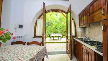 Frigorifero, forno, piano cottura, macchina per tè/caffè