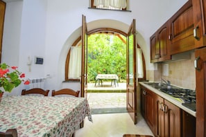 Frigorifero, forno, piano cottura, macchina per tè/caffè