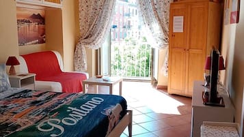 1 Schlafzimmer, Schreibtisch, Bügeleisen/Bügelbrett, Reisekinderbett