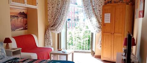 1 habitación, escritorio, tabla de planchar con plancha y cuna de viaje