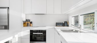 Alkira - Boutique cottage - Walk to Clarkes Beach
