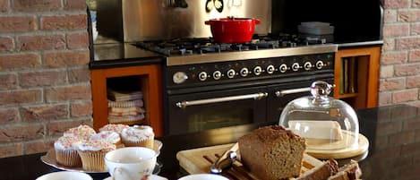 Een koelkast, een magnetron, een oven, een kookplaat