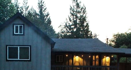 Kodikas Mountain Cabin kanssa poreallas