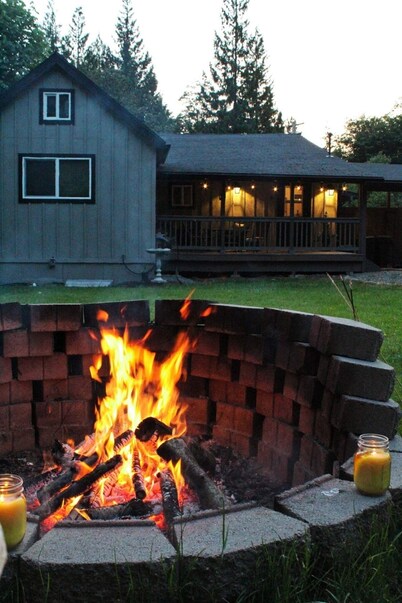 Cozy Mountain Cabin with Hot Tub