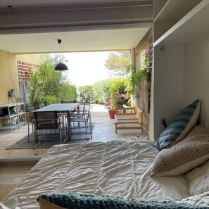 Terrace/patio - GARDEN, COVERED TERRACE, PRIVATE PARKING, CONTEMPORARY (Sausset Les Pins)