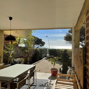 Property grounds - GARDEN, COVERED TERRACE, PRIVATE PARKING, CONTEMPORARY (Sausset Les Pins)