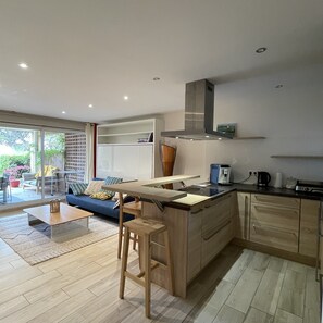 Fridge, microwave, oven, stovetop - GARDEN, COVERED TERRACE, PRIVATE PARKING, CONTEMPORARY (Sausset Les Pins)