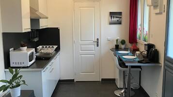 Fridge, microwave, stovetop, coffee/tea maker