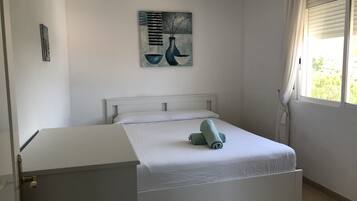 3 habitaciones, tabla de planchar con plancha, wifi y ropa de cama