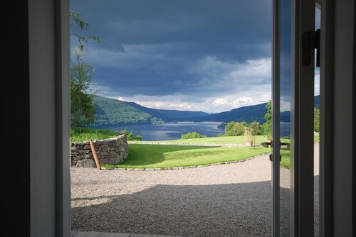 Beautiful Sky Cottage overlooking Loch Tay
