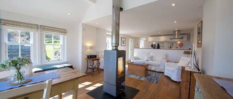 Télévision, lecteur de DVD, chaîne hi-fi