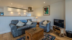 Smart TV, libros y estéreo