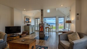 Smart TV, books, stereo