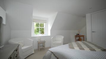 Een strijkplank/strijkijzer, wifi, beddengoed