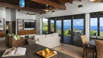 TV connectée, lecteur de DVD, livres, chaßne hi-fi