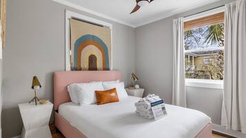 2 bedrooms, iron/ironing board, WiFi