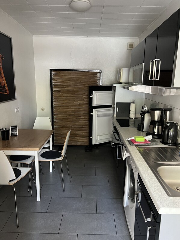 Fridge, microwave, oven, stovetop - Apartment on the ground floor Essen Kettwig (Stadtbezirke IX)
