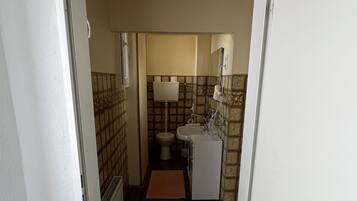 Dusj, hårføner, håndklær og såpe