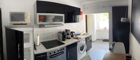 Een koelkast, een microgolfoven, een oven, een kookplaat