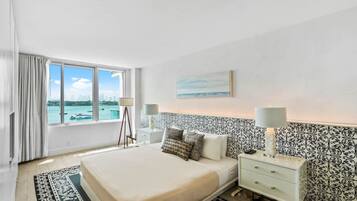 1 habitación, escritorio, tabla de planchar con plancha y cuna de viaje