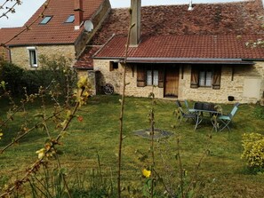 Outdoor dining - Gite aux Portes du Morvan, 10 minutes from Vézelay (Nuars)
