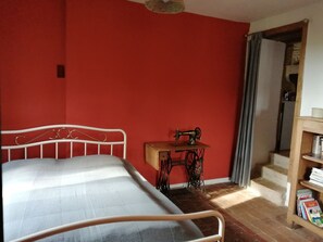 2 bedrooms, iron/ironing board, travel crib