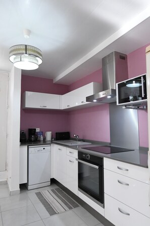 Kühlschrank, Mikrowelle, Ofen, Herdplatte