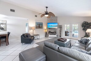 TV connectée, lecteur de DVD, livres, vidéothèque