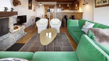 TV, fireplace, DVD player