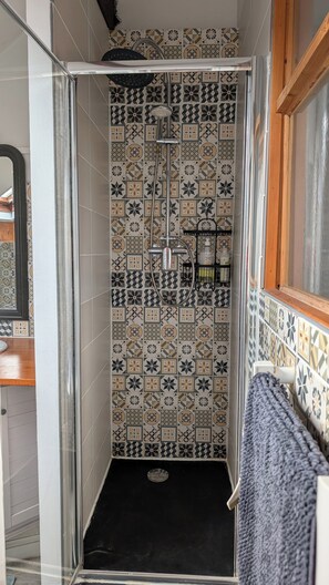 Ensemble douche/baignoire, sèche-cheveux, serviettes fournies, savon