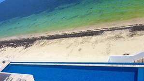 A pool with a view of the beach and ocean. - Beach Front Penthouse on the Beach (Puerto Morelos)