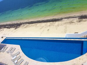 Piscine extérieure, piscine à débordement