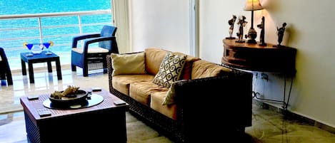 Televisor intel·ligent, reproductor de DVD i llibres