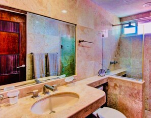 Combined shower/tub, rainfall showerhead, hair dryer, towels
