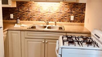 Køleskab, mikrobølgeovn, ovn, kogeplade