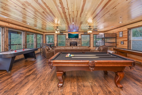 AMAZING VIEWS!! & HUGE GAME ROOM / Hot Tub, Gas Grill, Large Parking Area