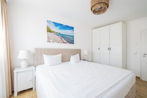 In-room safe, iron/ironing board, WiFi, bed sheets - Bright vacation apartment in prime location, own beach chair on the beach, sauna in the house (Ostseebad Binz)