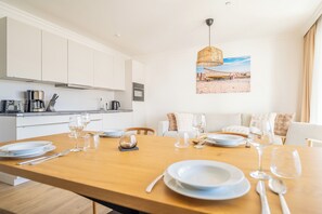 Dining - Bright vacation apartment in prime location, own beach chair on the beach, sauna in the house (Ostseebad Binz)